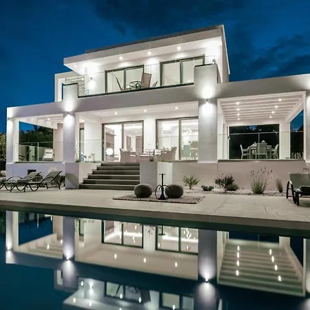 Willa Valentino Luxury *